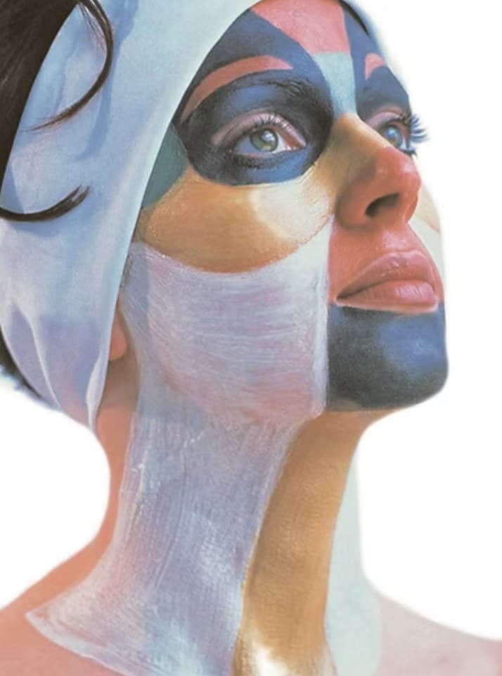 Gelaat met een Phyto 5 kleurenmasker in blauw, oker, roze en wit